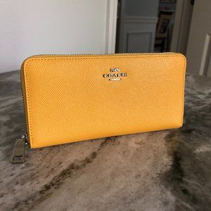 NWT Coach Accordion Zip Wallet